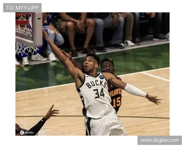 拉拉维亚强行突破篮下挑战防守完成高难度上篮精彩瞬间